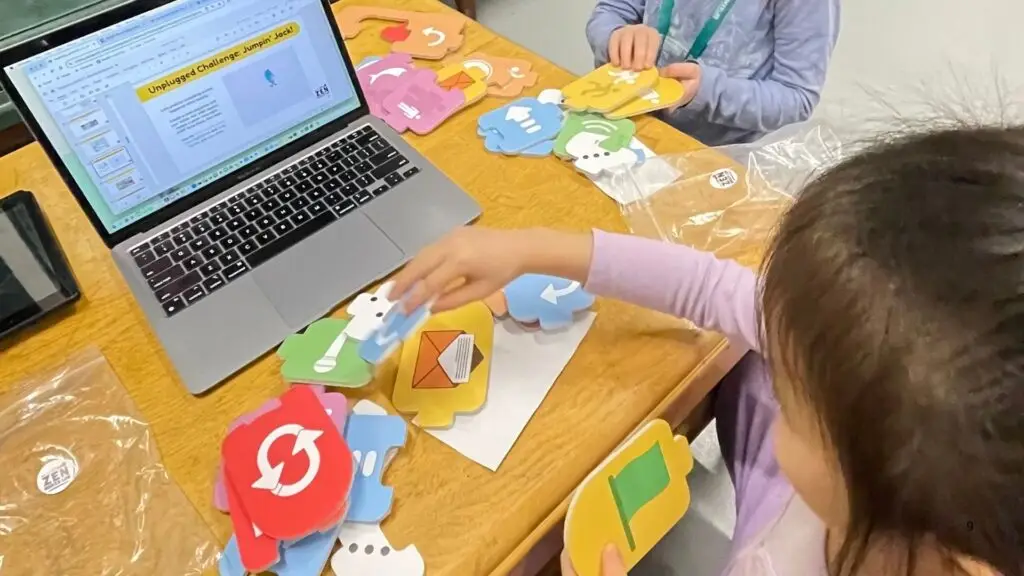 Tactile Coding Tools for Early Debugging Concepts